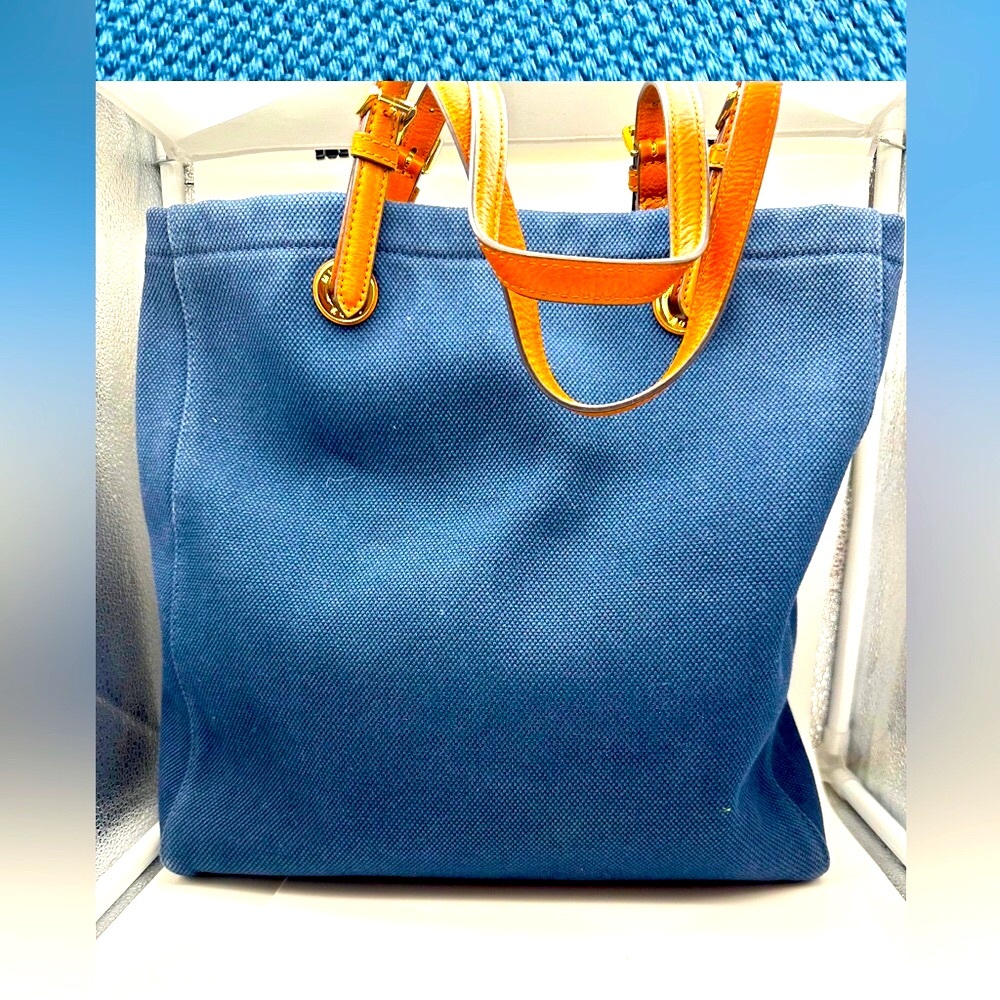 Michael Kors - Blue Shoulder Bag with gold MK logo keychain - Picture 2 of 3